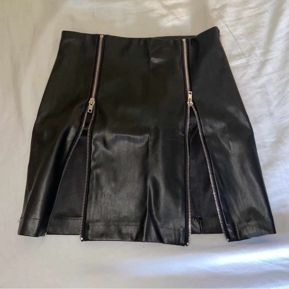🖤Black Faux Leather Mini Skirt with Functional Zippers